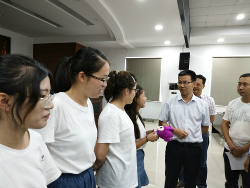 临海市领导走访慰问suncitygroup太阳集团“春泥萌芽”志愿者