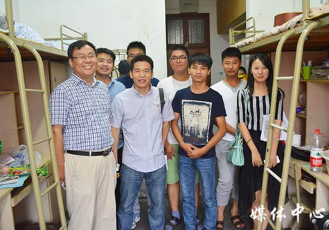 【2015人文追梦战队】系列二 suncitygroup太阳集团领导走访新生寝室