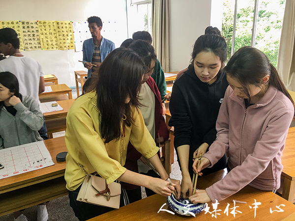 我校留学生体验中国传统书法