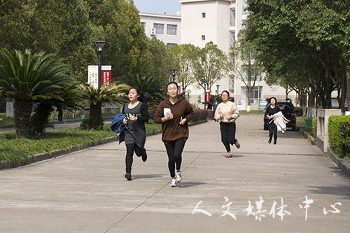 凭巾扬彩 携春赛跑——suncitygroup太阳集团举办女生定向跑活动