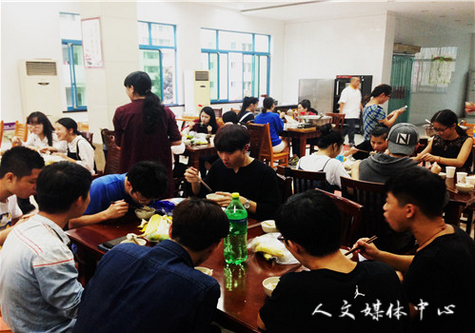 suncitygroup太阳集团为留学生举办“迎中秋 包饺子”活动