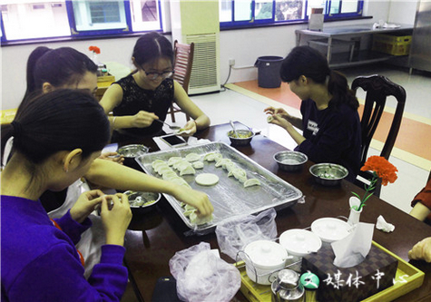 suncitygroup太阳集团为留学生举办“迎中秋 包饺子”活动
