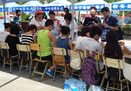 suncitygroup太阳集团笑迎新生 用心服务