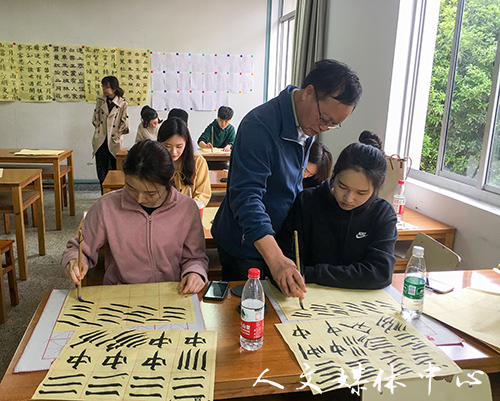 我校留学生体验中国传统书法