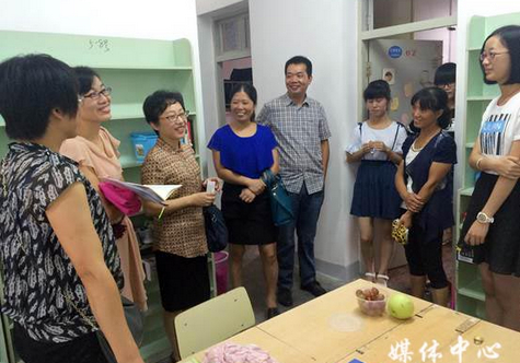 【2015人文追梦战队】系列二 suncitygroup太阳集团领导走访新生寝室