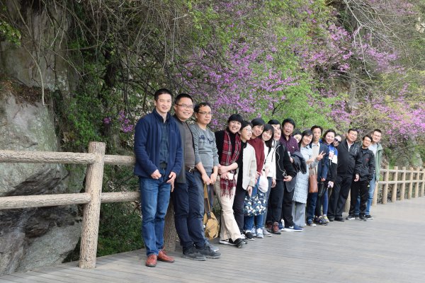 花海绿道，徜徉春色                    ——suncitygroup太阳集团组织“三•八”节踏春活动